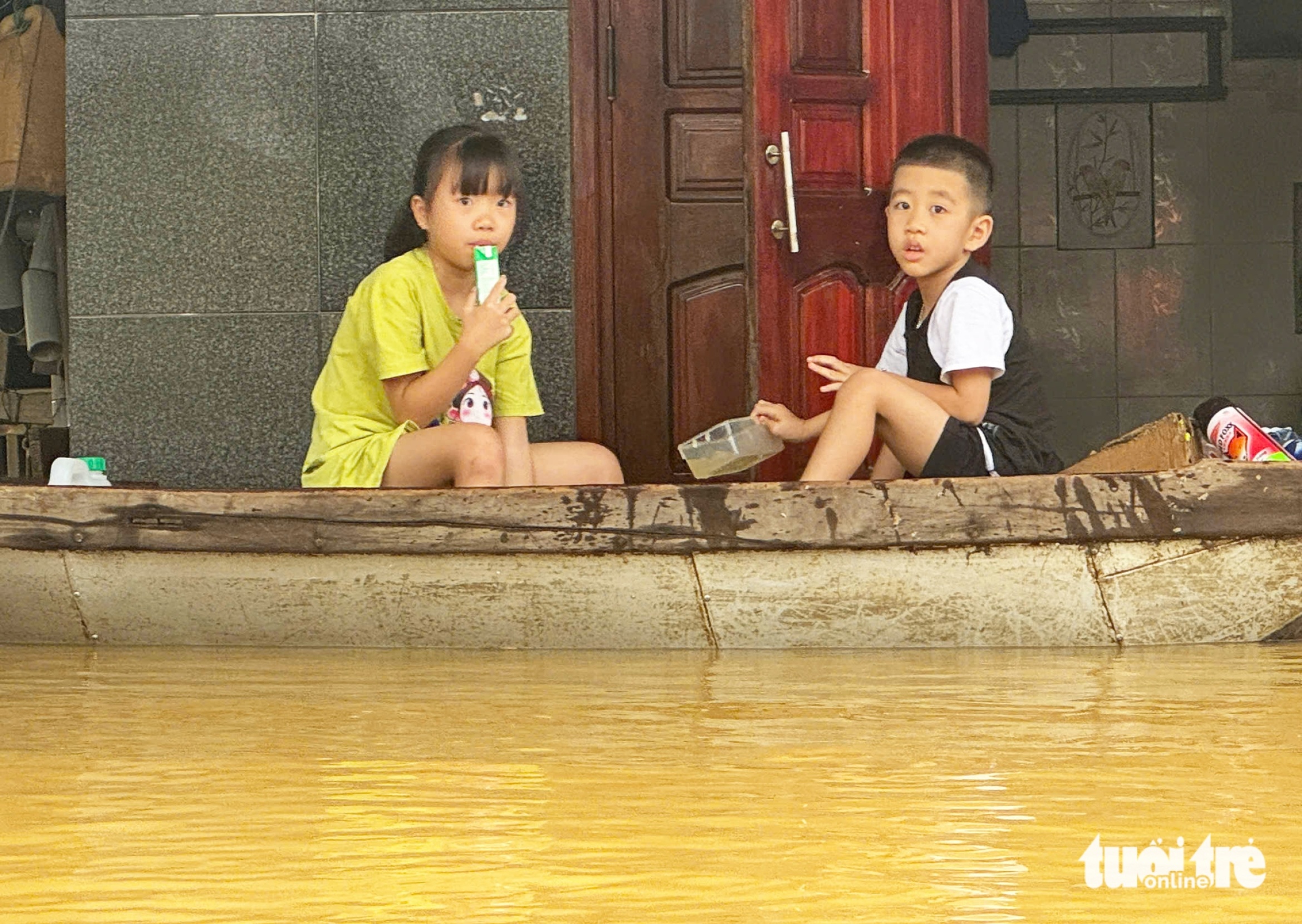 洪水中心的恐怖之夜和四天三次水位涨落